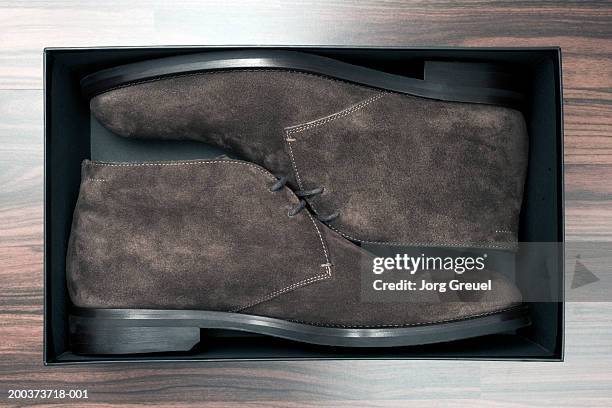 brown shoes in box, close-up - suède schoen stockfoto's en -beelden