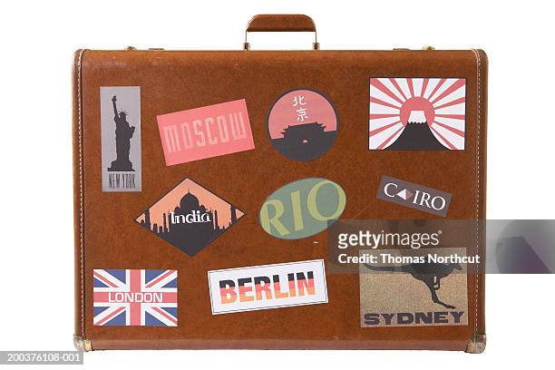 https://media.gettyimages.com/id/200376108-001/de/foto/suitcase-covered-with-stickers.jpg?s=612x612&w=gi&k=20&c=CZ3gU66iyuCOYRiRRc7N12WpHIIjFfPz24Trka3sovI=