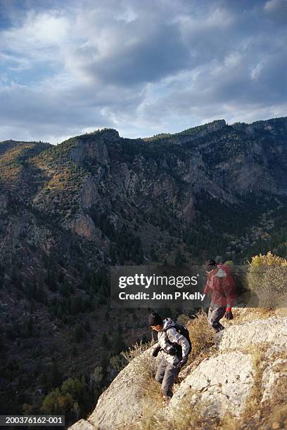 couple hiking at edge of canyon wall, elevated view - east elk creek stock pictures, royalty-free photos & images