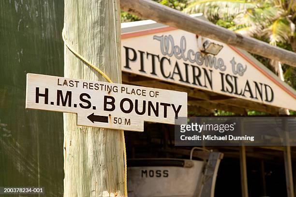 pacific island, pitcairn island, boatyard, hms bounty sign - pitcairnöarna bildbanksfoton och bilder