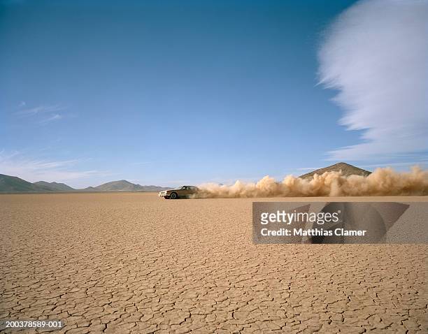 car racing through desert, side view - land speed stockfoto's en -beelden
