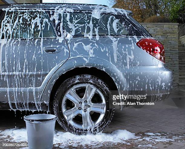 soap suds and water on car - lava imagens e fotografias de stock