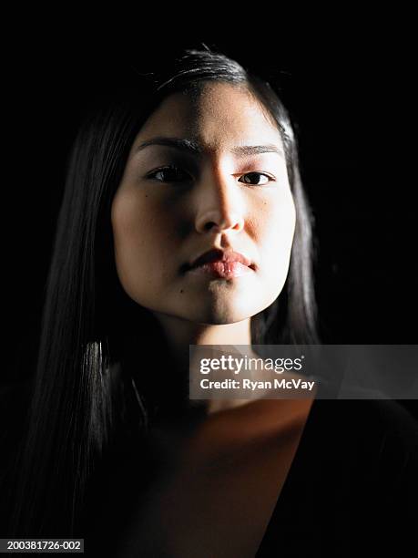 young woman, portrait - black background portrait stockfoto's en -beelden