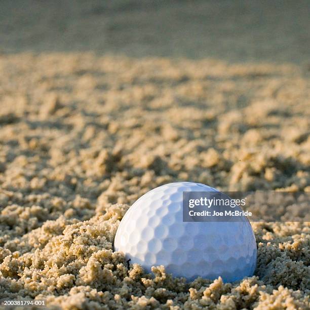 golf ball in sand trap - golf bunker fotografías e imágenes de stock