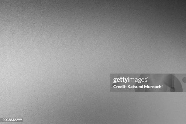 abstract metallic silver gradient background - en métal photos et images de collection