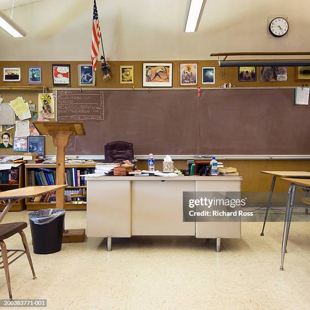 classroom with teacher's desk in middle of room - teacher desk foto e immagini stock