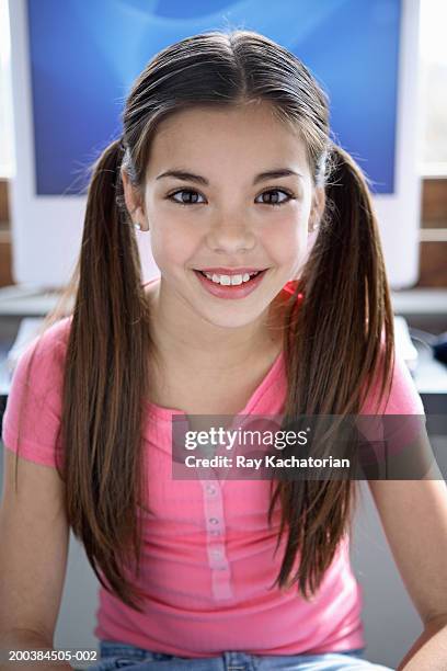 girl (10-12) in front of computer - 12 13 anni foto e immagini stock