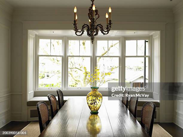 vase and flowers on dining table - janela saliente - fotografias e filmes do acervo