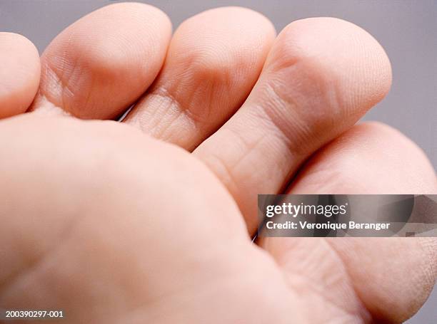 close-up of man's toes - fußsohle stock-fotos und bilder