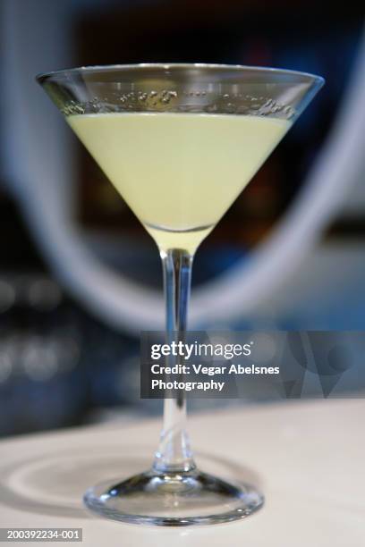 granny smith martini - glamourous granny stockfoto's en -beelden