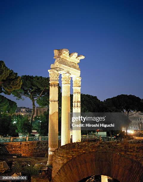 italy, rome, roman forum ruins illuminated at night - het forum van rome stockfoto's en -beelden