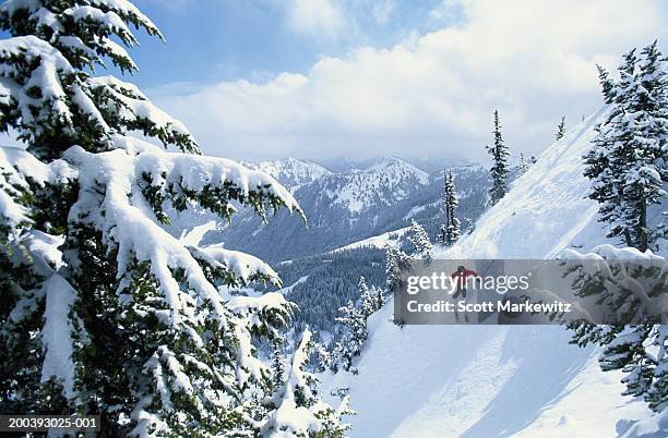 usa, washington state, crystal mountain, man skiing on steep slope - crystal - fotografias e filmes do acervo