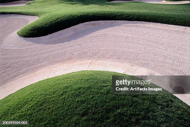 golf course and sand trap - golf bunker 個照片及圖片檔