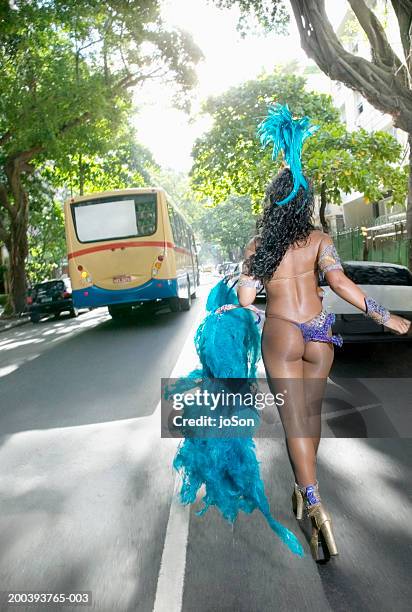 brazil, rio de janeiro, ipanema, carnival dancer running on street, - running fancy dress stock-fotos und bilder