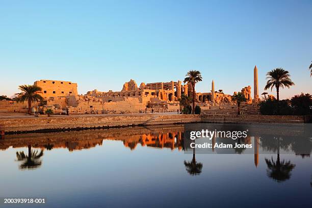 egypt, luxor, nile river, karnak temple reflecting on sacred lake - égypte photos et images de collection