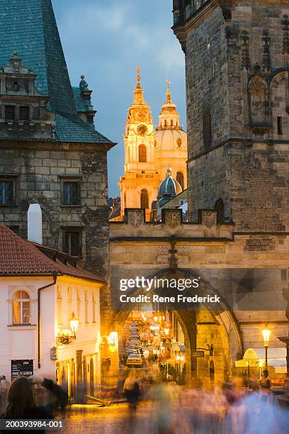 little quarter side view of charles bridge, castle in background - prague castle foto e immagini stock