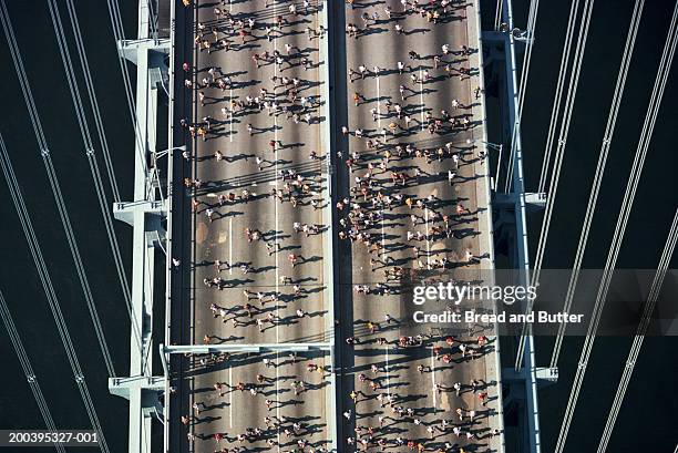 marathoners running across bridge, elevated view - 1978 - fotografias e filmes do acervo