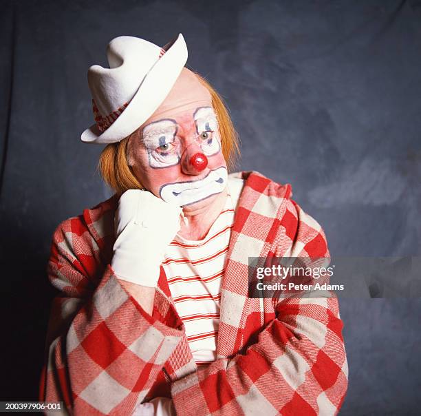 clown resting chin on fist, portrait - clown stock-fotos und bilder