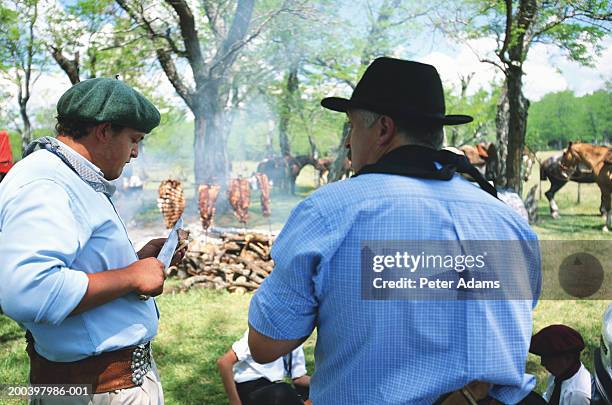 argentina, gauchos at barbecue - san antonio de areco fotografías e imágenes de stock