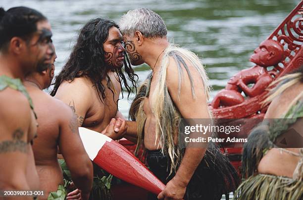 new zealand, north island, maori traditional hongi embrace - maori carving fotografías e imágenes de stock