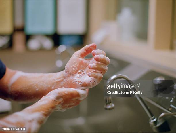 surgeon washing hands, close-up - desinfetar - fotografias e filmes do acervo