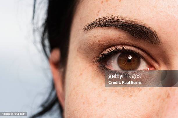 young woman, close-up - bruine ogen stockfoto's en -beelden