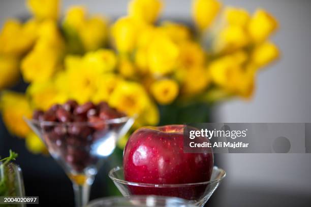 red apple and oleaster - nowruz 個照片及圖片檔