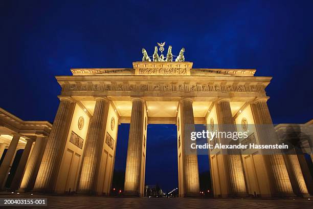 germany, berlin, the brandenburg gate, night - brandenburg gate - fotografias e filmes do acervo