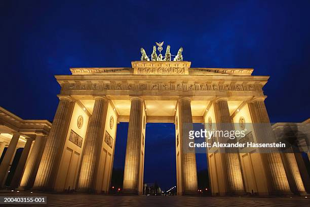 germany, berlin, the brandenburg gate, night - brandenburger tor 個照片及圖片檔