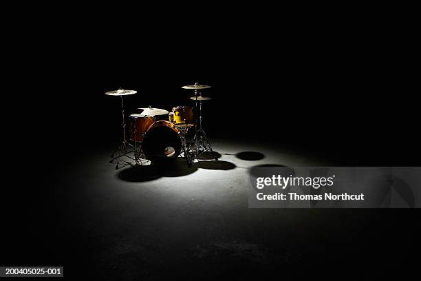 drum kit, elevated view - drum kit stock pictures, royalty-free photos & images