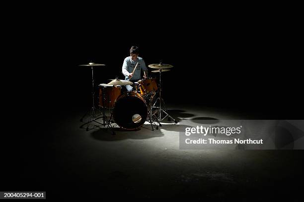 teenage boy (13-15) playing drums - drummer 個照片及圖片檔