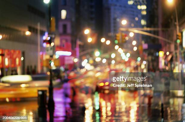usa, new york, street scene in rain illuminated at night - 1990 1999 photos et images de collection
