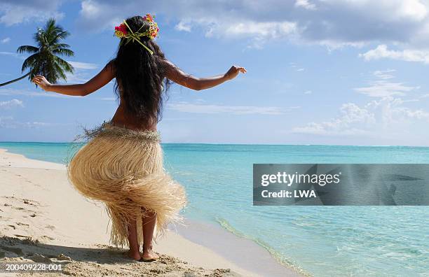 native dancer on beach, rear view - cultura polinésia imagens e fotografias de stock
