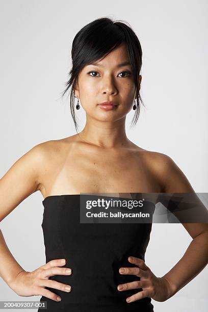 woman with hands on hips, portrait - marque de bronzage photos et images de collection