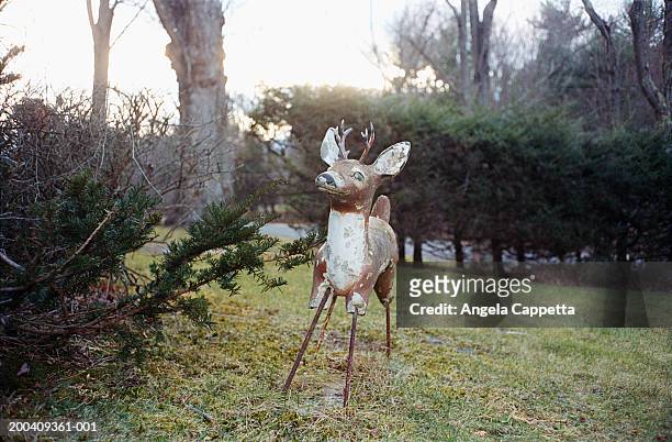 deer lawn ornament with broken legs - arredamento da giardino foto e immagini stock