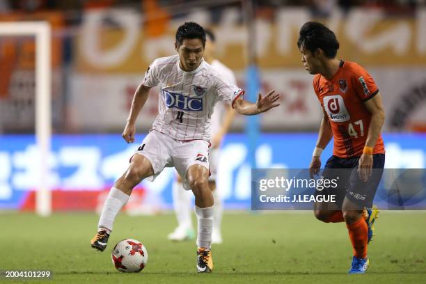 Riki Harakawa of Sagan Tosu controls the ball against Yuzo Iwakami of Omiya Ardija during the J.League J1 match between Sagan Tosu and Omiya Ardija...