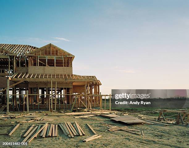 house under construction - holzbalken stock-fotos und bilder