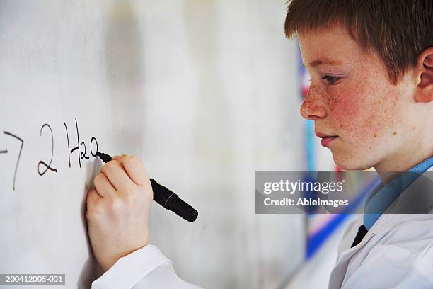 schulkind-nur jungen (11. - 13.) schreiben auf whiteboard im klassenzimmer, seitenansicht, clo - wonderkind stock-fotos und bilder