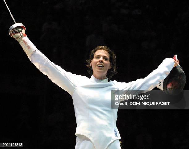 L'Allemande Claudia Bokel laisse exploser sa joie, le 27 octobre 2001 à Nîmes, après avoir remporté la médaille d'or épée dames contre la française...