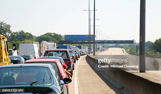 england, m25 motorway, traffic jam in one direction near junction 9 - embotellamiento fotografías e imágenes de stock