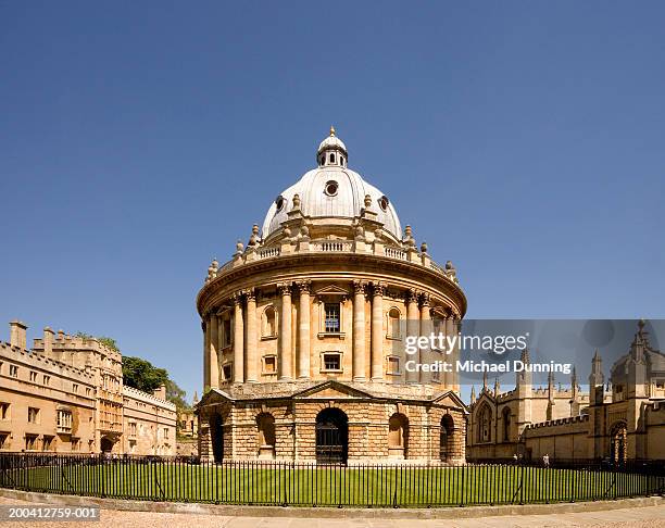 england, oxford, radcliffe camera, summer (wide angle lens) - universidad-de-oxford fotografías e imágenes de stock