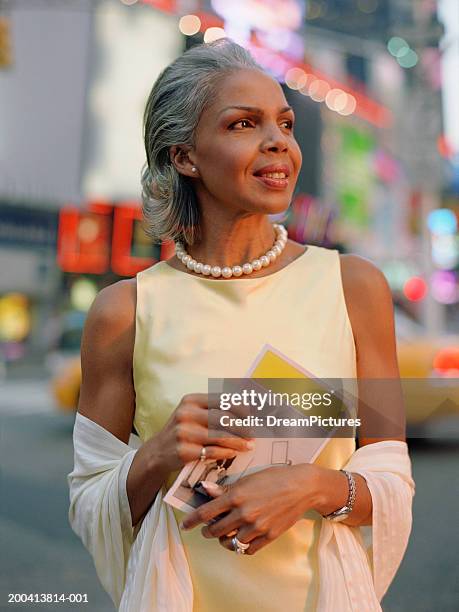 mature woman in city - shawl collar stockfoto's en -beelden