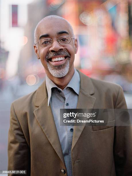 mature man on city street - veste marron photos et images de collection