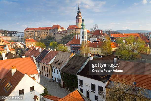 czech republic, cesky krumlov castle and town, view across roof tops - cesky krumlov foto e immagini stock