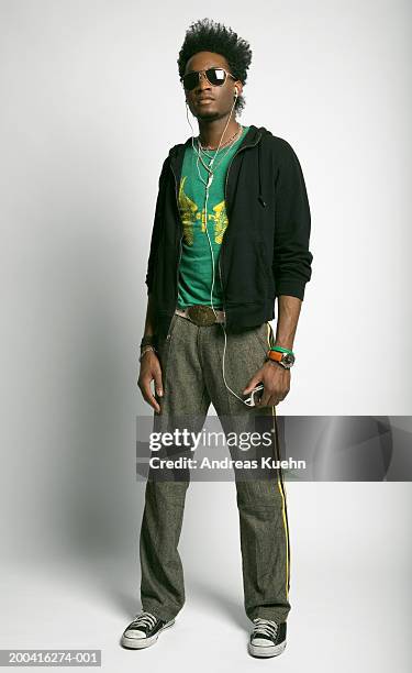 young man wearing sunglasses and headphones, portrait - man and his hoodie imagens e fotografias de stock