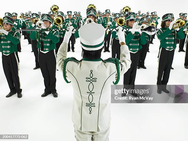 drum major leading teenage (14-18) marching band - banda de marcha fotografías e imágenes de stock