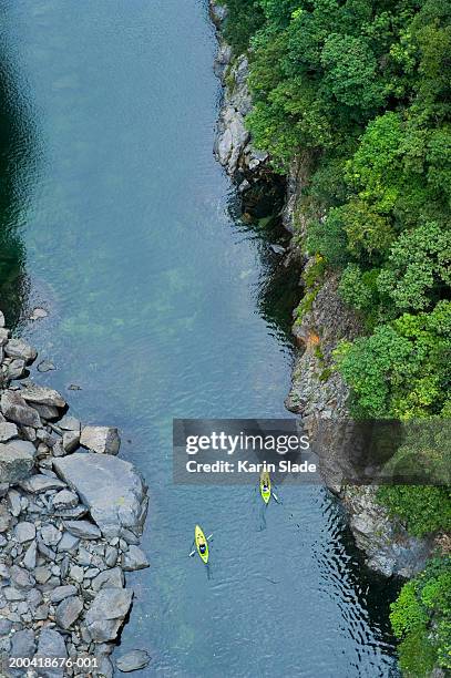 two people kayaking on river, overhead view - anbo river stock pictures, royalty-free photos & images