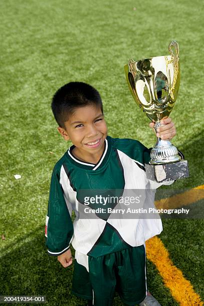 menino (7-9) segurar troféu, sorridente, retrato, elevação vista - title nine imagens e fotografias de stock
