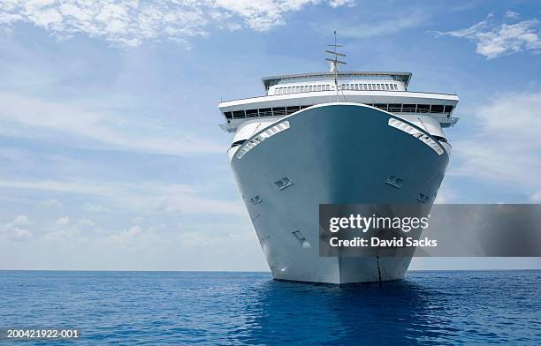 cruise ship - frontaal stockfoto's en -beelden