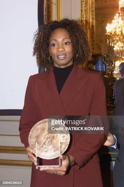 L'escrimeuse Laura Flessel, championne du monde d'épée individuelle et par équipe, pose pour le photographe, le 25 mars 1999 à Paris, lors de la...